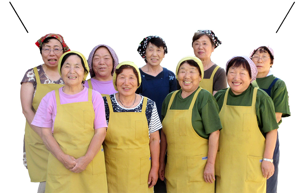 代表の五十嵐ヒラ子さん（前列左から2番目）ほか「ほその友輪会」のお母さん達